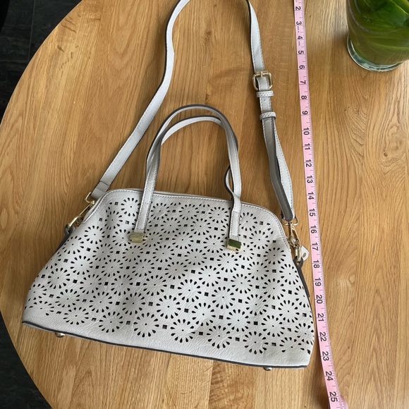 Greige doily pattern purse with removable shoulder strap - Picture 4 of 15